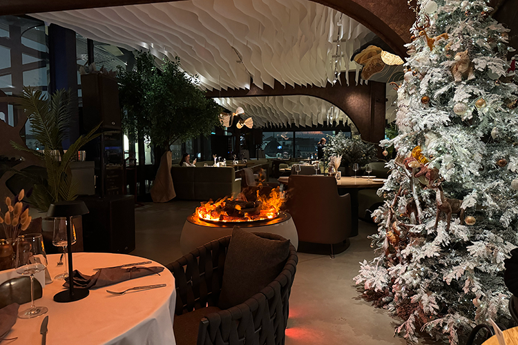 Тканевые ленты на потолке, колышущиеся в потоках воздуха, имитируют морскую рябь, светильник, повторяющий очертания лодки, &mdash; судно, на котором сын спасал похищенную мать, волшебный камин, где можно потрогать огонь