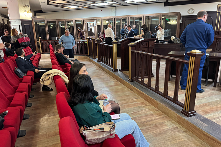 В Татарстане и ранее оправдывали предполагаемых участников ОПГ. Самый известный пример &mdash; с делом ОПГ «Перваки»: в 2013 году присяжные впервые оправдали фигурантов дела, которые обвинялись в тяжких преступлениях, совершенных в 1990-е