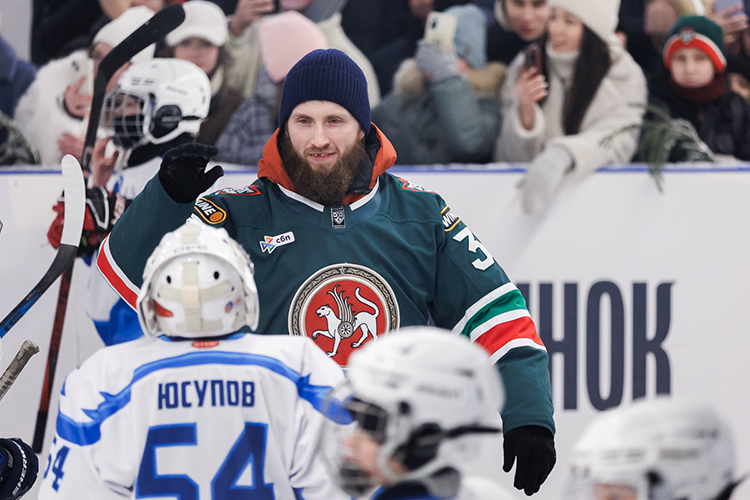 Яруллин-тренер, сломанный конек Бровкина, рюкзаки вместо ворот: как «Ак Барс» каток открывал