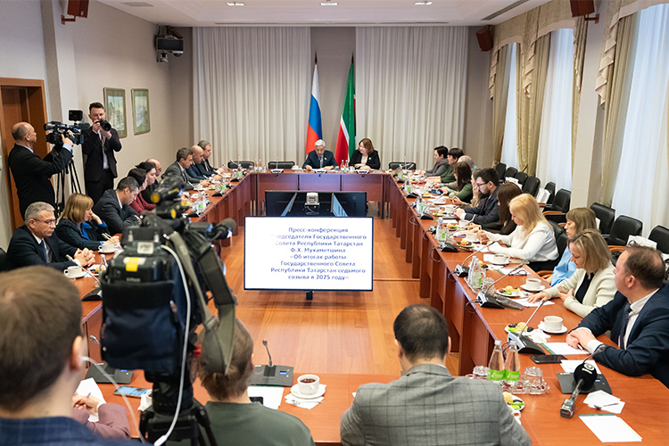 Фарид Мухаметшин сегодня провел традиционную предновогоднюю встречу с журналистами. В этом году беседа обошлась без традиционных шуток от спикера. Видимо прошедший год действительно был непростым