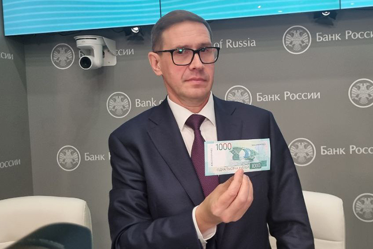 О новом дизайне, как и два года назад, рассказывал заместитель председателя ЦБ Сергей Белов