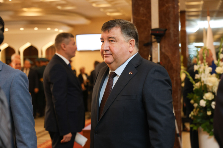 В последний месяц усилились слухи, что депутатом может стать ректор КФУ Ленар Сафин. Информацию об этом обсуждают как в самом вузе, так и в политических кругах Татарстана