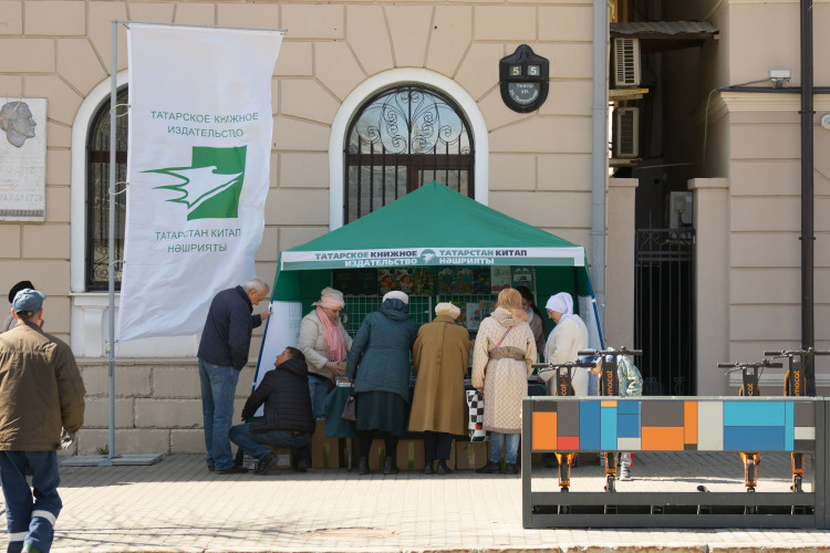 Бюджет Таткнигоиздата, как рассказали источники нашей газеты, не меняется как минимум последние пять лет, составляя порядка 50 млн рулей