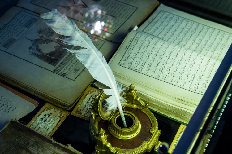 Мастера, переводившие татарских классиков еще в советское время, уже в преклонных годах и не могут много работать, а некоторые и вовсе покинули этот мир. А молодых, активно занимающихся переводами писателей и поэтов немного, еще меньше переводчиков-билингвов