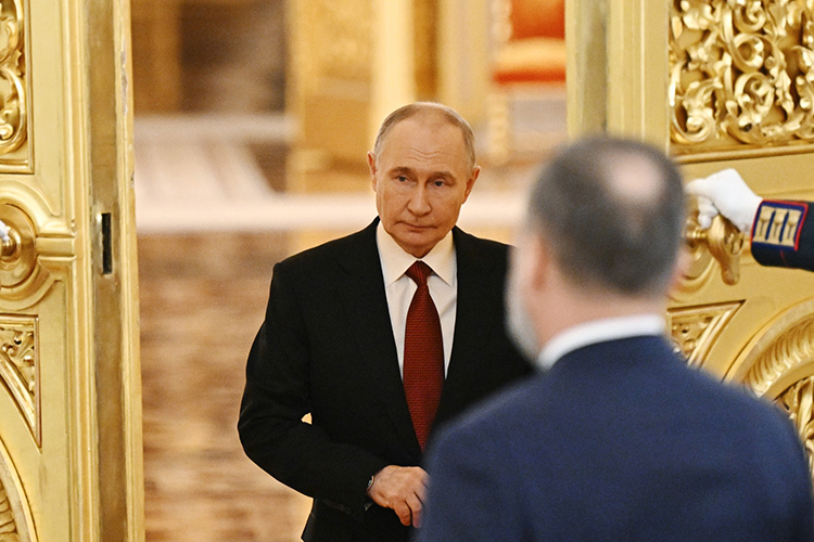 «К европейской бюрократии Путин относится как и к советской бюрократии, то есть как к обезличенной, слабой и зависимой структуре, которая является лишь отражением финансовых интересов старых европейских денег знатных родов, английского короля и так далее»