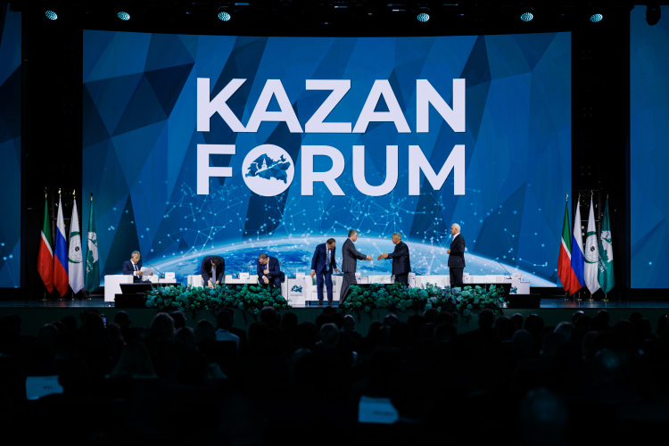 Что касается международных контактов Татарстана, то здесь глава группы стратегического видения «Россия – исламский мир» Минниханов не снижал активности, продолжая развивать успех Казани, связанный с проведением саммита БРИКС годом ранее