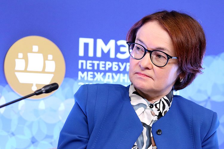 «Чиновники, от Эльвиры Набиуллиной до Максима Орешкина, соревновались в изобретении синонимов к слову «кризис»: звучали термины «охлаждение», «шторм» и прочая «адаптация»