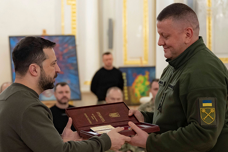 «Возможно, все-таки настанет перемирие, в марте объявят выборы и Зеленский, к сожалению, может победить. Тут потребуются политические усилия, чтобы не дать победить. Сейчас нужен неожиданный кандидат»