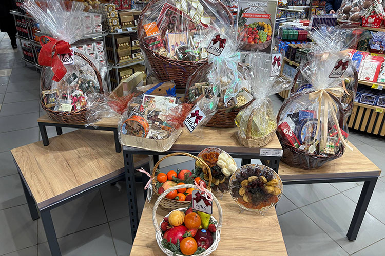 Традиционный новогодний атрибут в «Бахетле» &mdash; подарочные корзины с деликатесами. Цена варьируется от 1,8 тыс. рублей за фруктовый набор до 55 тысяч