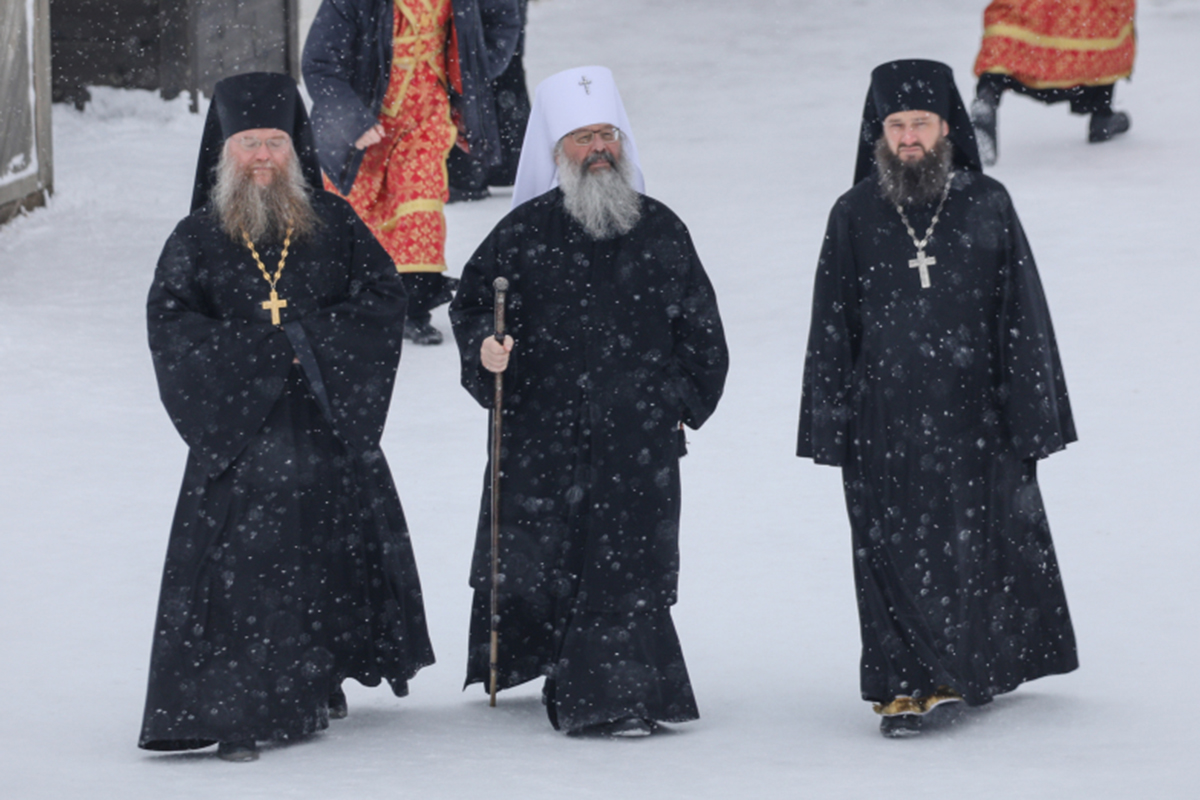 Игумена Гавриила (справа) отправили руководить Соликамской епархией