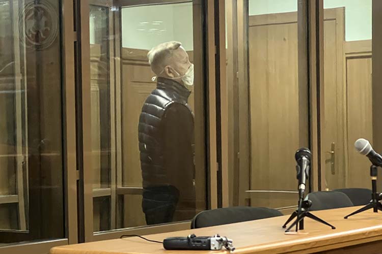 Набиев пояснил, что обвинение ему понятно. На вопрос судьи, признает ли вину, он коротко ответил: «Да»