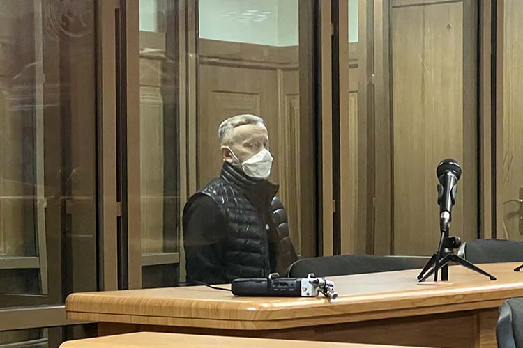 Бывший председатель Мензелинского и Пестречинского райсуда Ирек Набиев рассказал о себе: ему 61 год, родом из Актанышского района республики. Имеет высшее образование, не судим, разведен. В настоящее время не работает