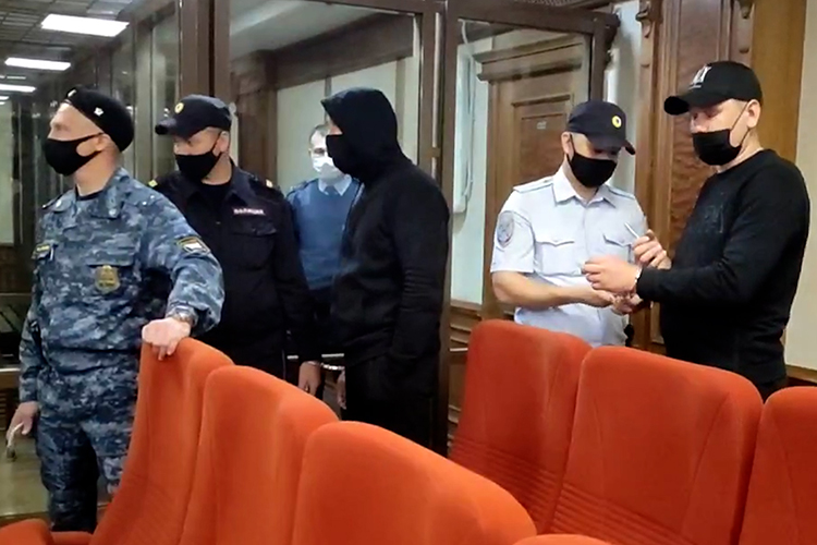 Альберт Зарипов (третий слева) и Марсель Салахов (справа)