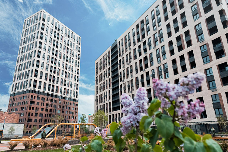 «Сдавать дома раньше срока &mdash; прерогатива востребованных застройщиков. Мы можем себе это позволить, потому что наши проекты пользуются уверенным спросом» (на фото ЖК «Крыловка Парк»)