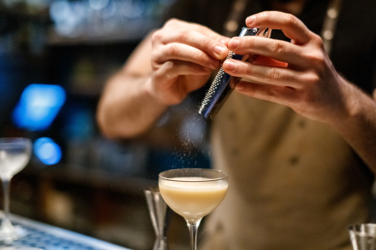 «Несколько лет назад зарплата бармена в 60–80 тысяч считалась хорошей. Сейчас на 60 тысяч ему приходится выживать»