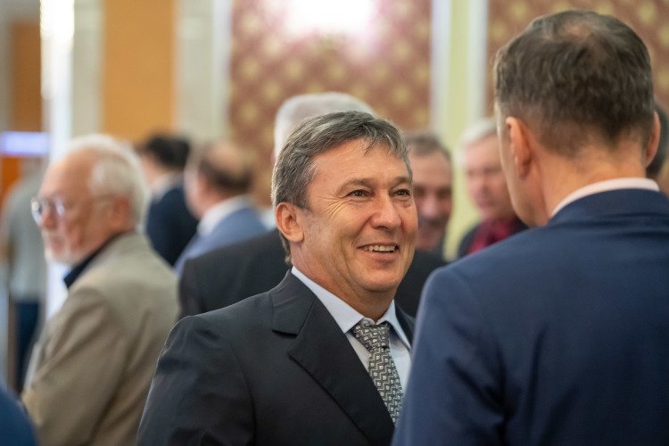 С одной стороны, поблажек со стороны налоговой влиятельный должник не получает. С другой &mdash; в его бизнес-владениях проходили и обыски, и аресты, но еще ни разу история не заканчивалась для экс-депутата признанием хотя бы одной из его компаний банкротом