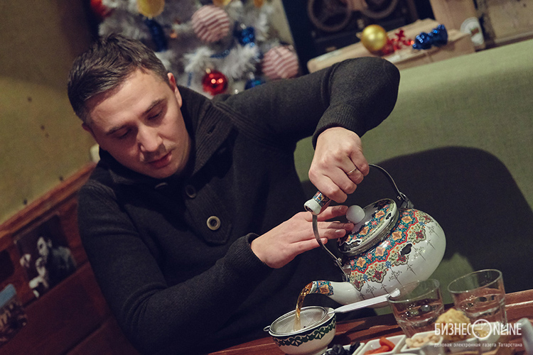  Совладелец кафе «Сказка» и бара Cuba Libre Михаил Шарипов отмечает, что в этом году даже в конце ноября, когда обычно все уже забито, многие банкетные рестораны жаловались на свободные вторники, среды и четверги 