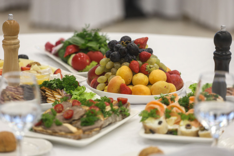  Сотрудники закупают еду в ритейле и отмечают прямо на рабочем месте, без большой программы или с минимальными развлечениями, которые организуют сами 