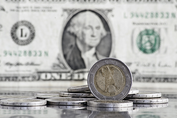 «Что касается постдолларового пространства: это раздел мира на валютные зоны, в каждой из которых будет своя главная зональная валюта, а расчеты между зонами будут осуществляться сложным образом, скорее всего «криптой»