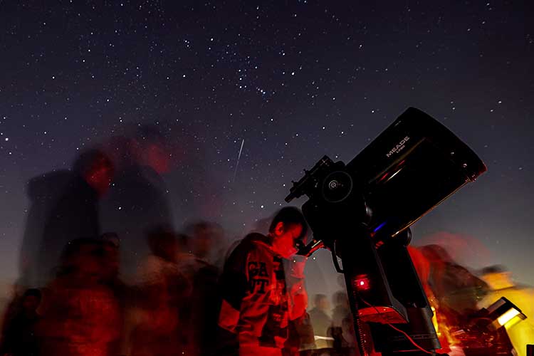 В ночь на 7 января астрономы ждут солнечный парад: Солнце, Венера и Марс выстроятся в одну линию. 22 января к «вечеринке» присоединится Меркурий, и все четыре небесных светила образуют ромб, похожий на четырехконечную звезду. Так что ждем чудес. Ну, или конца света, кому что ближе по психологии