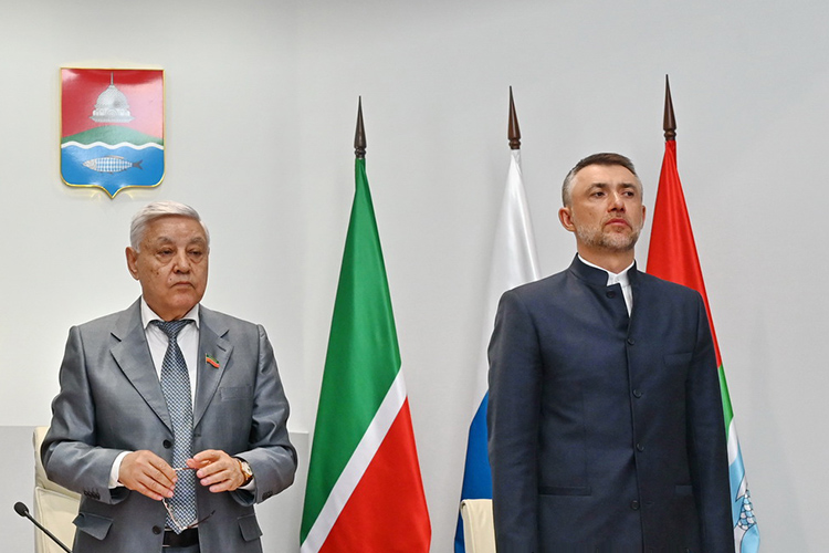 После увольнения из Росмолодежи Дамиру Фаттахову пришлось долго ждать назначения: в Москве никуда не приглашали, а в Татарстане не могли найти подходящего места. В итоге ему пришлось смириться с постом главы Бугульмы, а это, как ни крути, значительное понижение