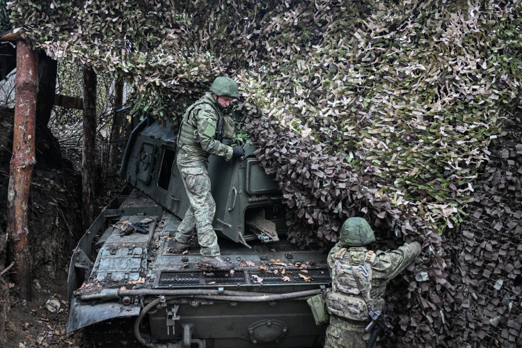 «Успешно работает «Мста», например, как «Мста-А», так и «Мста-Б». Они работают на расстоянии 24–25 километров, этого им вполне хватает, чтобы поражать и прорезать цели, тем более если у них есть корректировка дроном»