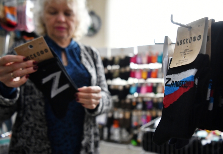 «В последние три года фабрика производила порядка 1,5–2 млн пар чулочно-носочных изделий. В основном у нас мелкие заказы, но большой объем идет по заказу министерства обороны»