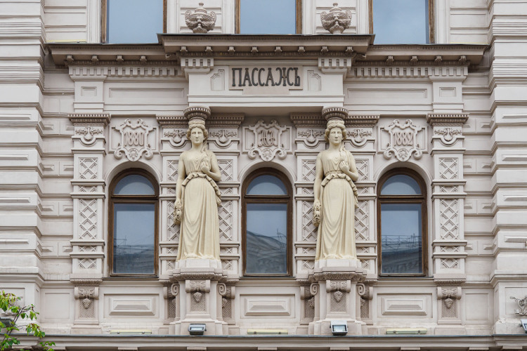 Александровский пассаж построен петербургским архитектором Генрихом Рушем по заказу купца Александрова в 1880–1883-х. Здание сочетает в себе элементы модерна и необарокко
