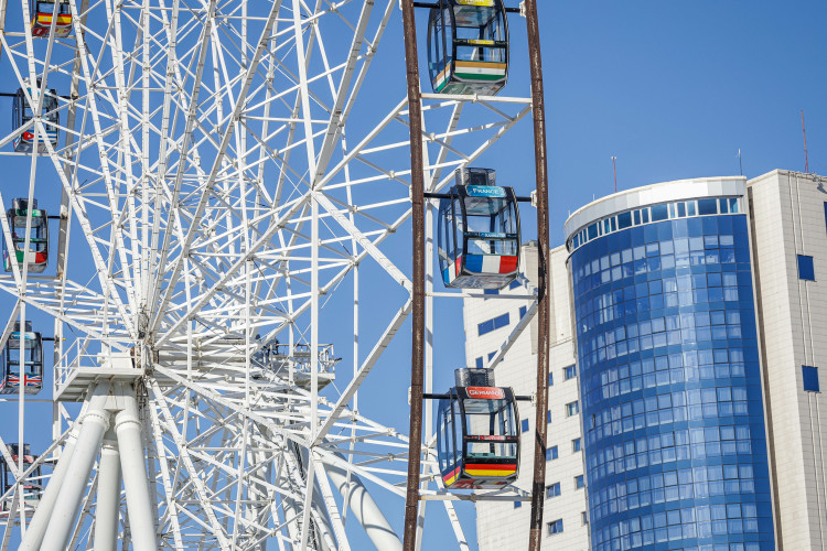 В отапливаемых кабинках колеса обозрения «Вокруг света» можно насладиться видами города