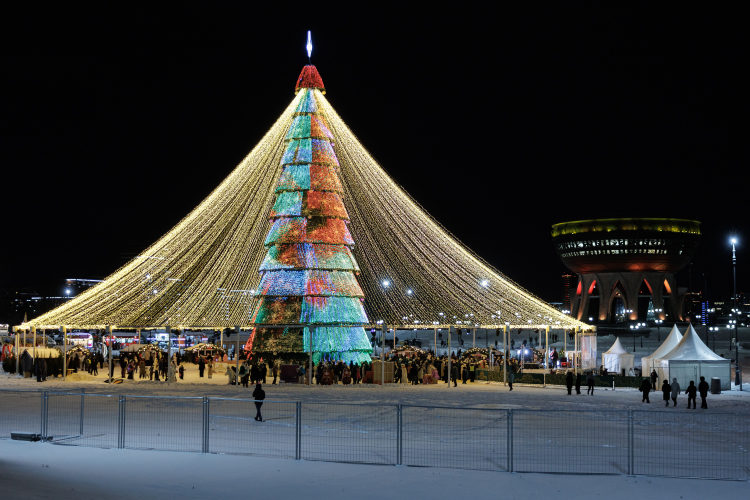 Главную елку города традиционно установили возле Центра семьи «Казан». Здесь работают торговые ряды, проходят интерактивные программы и концерты. Можно подняться и на смотровую площадку «Чаши»