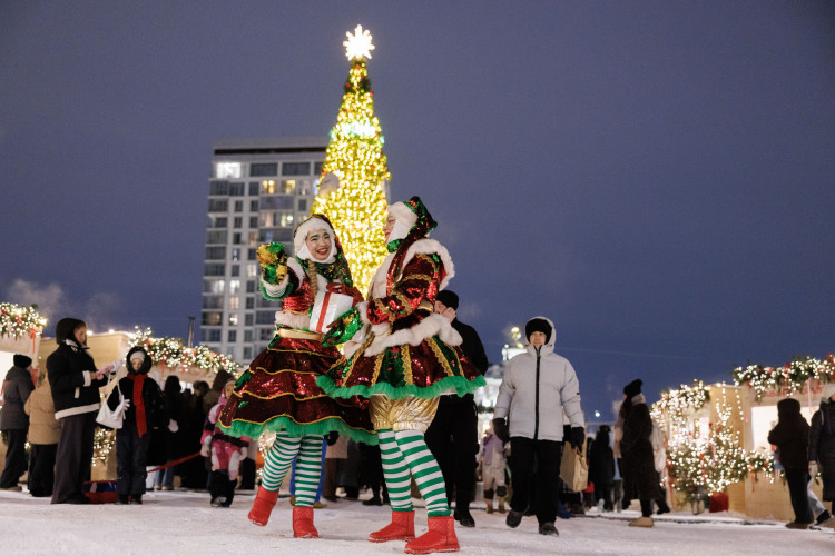 Напротив театра кукол «Экият» установили 20-метровую ель и раскинули ярмарку «Бияләй», где вы найдете татарские угощения и подарки от местных мастеров