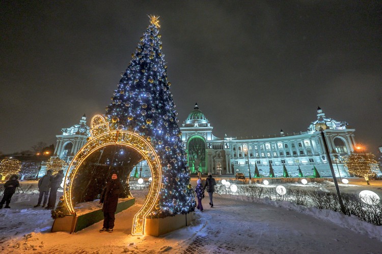 У Дворца земледельцев установили необычную елку &mdash; с аркой посередине. Получилось очень романтично