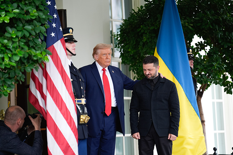 «Говорить о том, что сейчас из-за Трампа Украина критически просела по каким-то поставкам, пока рано, но в перспективе, если в политике США ничего не изменится и останется как сейчас, то да, ситуация начнет для Киева неприятно меняться»
