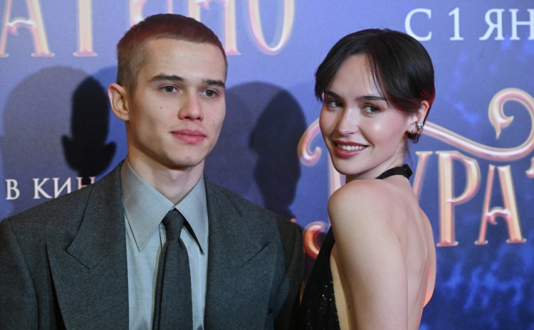 Рузиль Минекаев (на фото с женой Азизой), представляя фильм на предпремьерном показе в Казани, сказал, что Зима из «Слова пацана» делился с Маратиком профессиональными секретами того, как надо играть в детской сказке