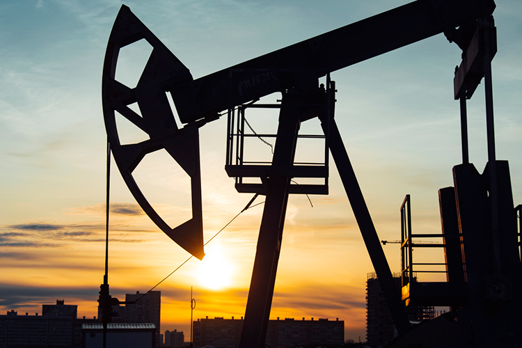 Нефтяники, задавленные низкими ценами на нефть, сокращают добычу нефти