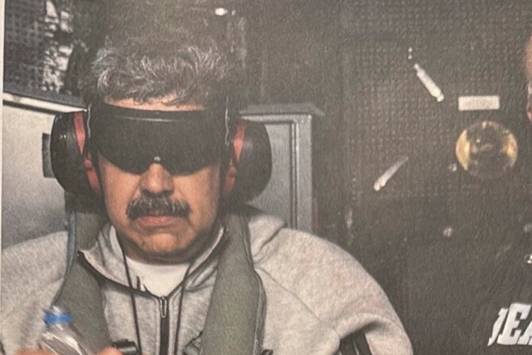 По некоторым данным, с корабля Мадуро попал на военную базу США в Гуантанамо