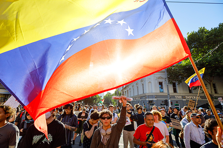 Мировое сообщество пока скорее с интересом наблюдает за происходящим