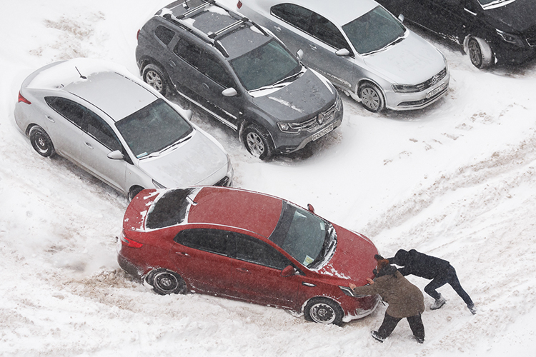 Трассы перекрыты, в аэропорту задержаны 60 рейсов, полки опустели, завтра метель, но народ не унывает