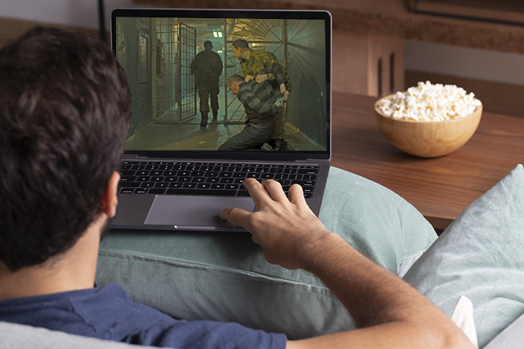 Резонансный «Аутсорс», «революция» Алишера Усманова и лучшая роль Саши Бортич: сериальные итоги 2025 года