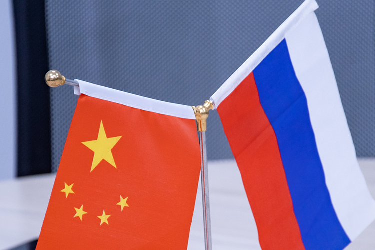 Китай сейчас &mdash; это всего лишь одно из направлений. Мы ведем работу еще по двум другим, потому что КНР &mdash; это все-таки плюс-минус те же деньги и при этом еще задержка по времени