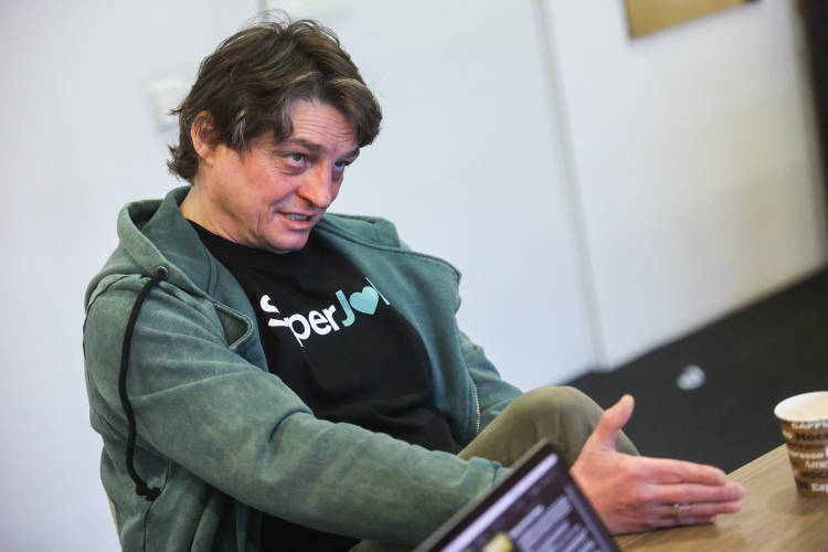 Основатель и президент рекрутингового портала Superjob Алексей Захаров: «Когда мне задают вопрос, а возможна ли безработица, я говорю, что в текущих условиях она принципиально непредставима, особенно с учетом того, что значительную часть рабочей силы замещают иммигранты»