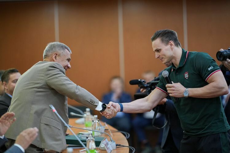 Рустам Минниханов публично поддерживает «Ак Барс» и «Рубин»