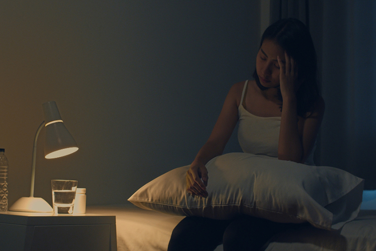 «Если времени на адаптацию по восстановлению режима нет, конец праздников близко, а график сна сбит слишком сильно, то можно воспользоваться более жестким вариантом &mdash; пропуском ночи (депривацией сна)»