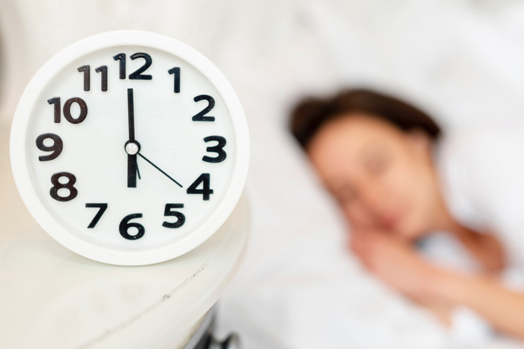 «Важно понимать, что если человек живет по режиму, ложится и встает примерно в одно и то же время каждый день, то примерно за 40 минут до предполагаемого засыпания в его организме начинает вырабатываться гормон сна &mdash; человек зевает, чувствует усталость, быстро засыпает и тем самым помогает своим внутренним биологическим ритмам правильно работать»