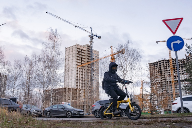 «Деньги на жилье утраиваются в том, что надо делать вокруг. А вокруг надо стройматериалы развивать и другие отрасли, которые вы вкладываете в жилье. Надо коммуникации проводить, инфраструктуру вокруг жилья создавать»