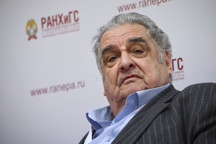 Абел Аганбегян: «Финансовое положение наше ухудшилось, потому что резко снизились доходы от нашего экспорта нефти и газа. Нас пытаются вытеснить с этих рынков. Но мы довольно умело переместили на Восток свои внешнеэкономические поставки»