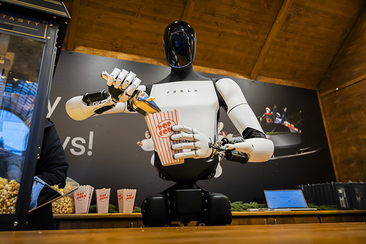 «Optimus устранит бедность и обеспечит всеобщий высокий доход для всех», &mdash; заявил Маск в принадлежащей ему социальной сети X