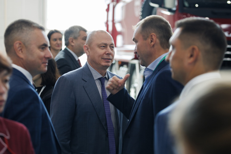 Гендиректор АНО «Казань Экспо» Роберт Миннегалиев (на фото в центре) на восходящем тренде