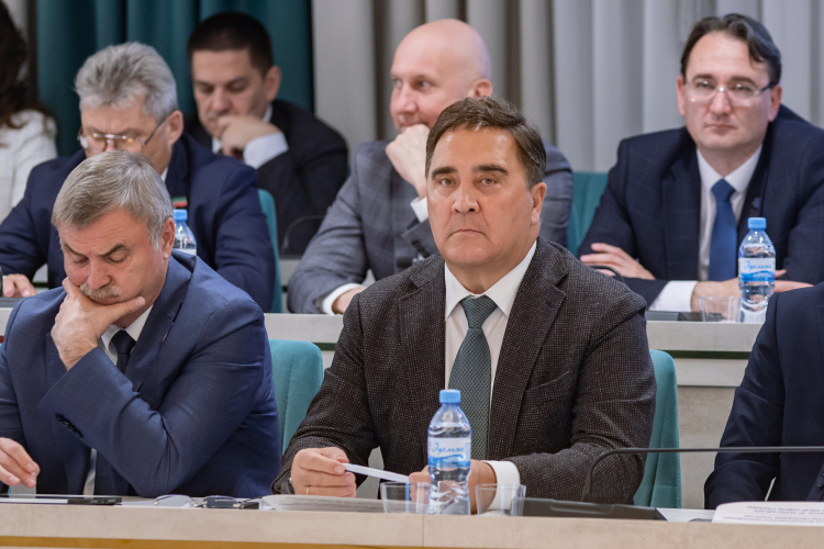 Гендиректор АО «Сетевая компания» Ильшат Фардиев (на фото справа) замыкает первую десятку рейтинга, опускаясь на одну строку