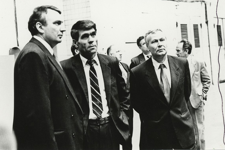 Юрий Литвинов (в центре) руководил КАЗом с февраля 1994 года по июнь 1996-го